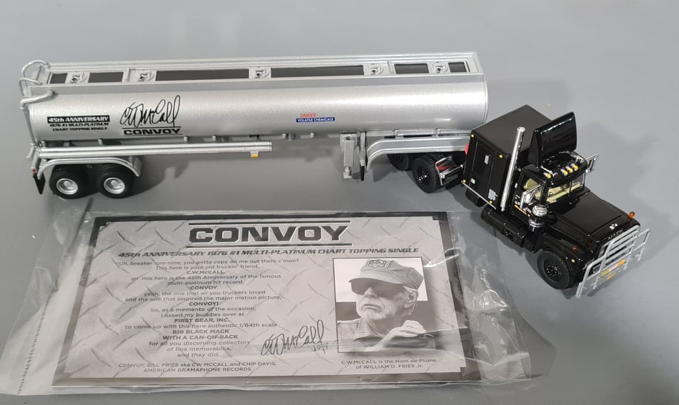 1/64 DCP / FIRST GEAR CONVOY MACK R-MODEL RUBBER DUCK WITH TANKER