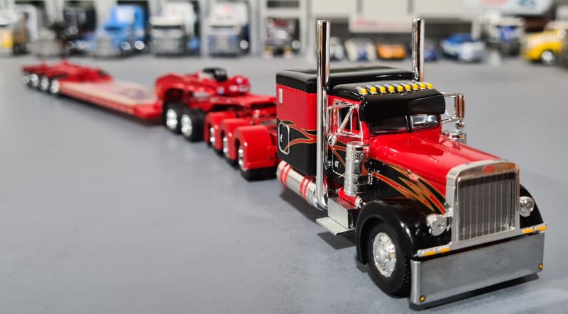 1/64 DCP PETERBILT TRI DRIVE & HEAVY LOWBOY TRI AXLE TRAILER RED AND BLACK  60-1131