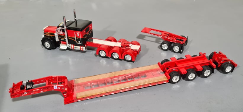 1/64 DCP PETERBILT TRI DRIVE & HEAVY LOWBOY TRI AXLE TRAILER RED AND BLACK  60-1131