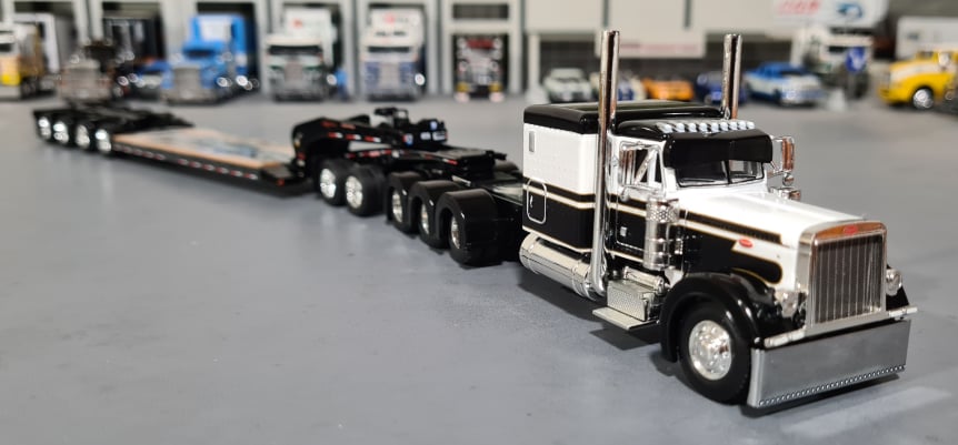 1/64 DCP PETERBILT TRI DRIVE & HEAVY LOWBOY TRI AXLE TRAILER WHITE/BLACK  60-1132