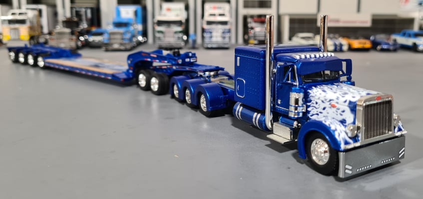 1/64 DCP PETERBILT TRI DRIVE & HEAVY LOWBOY TRI AXLE TRAILER BLUE 60-1130