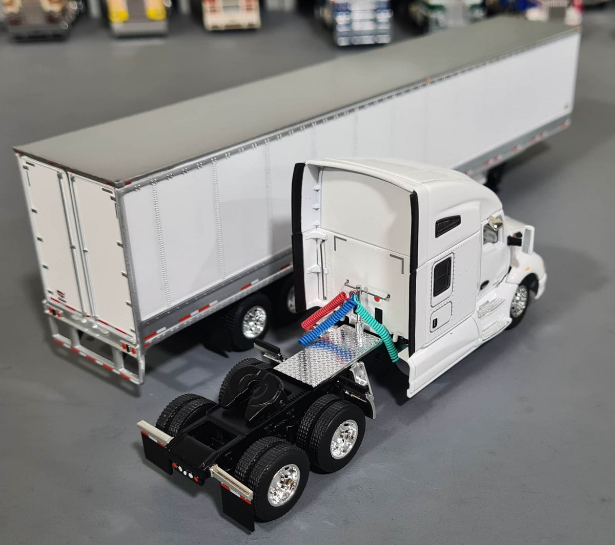 DCP / FIRST GEAR 1/64 KENWORTH T680 WITH AERO SKIRTED VAN TRAILER