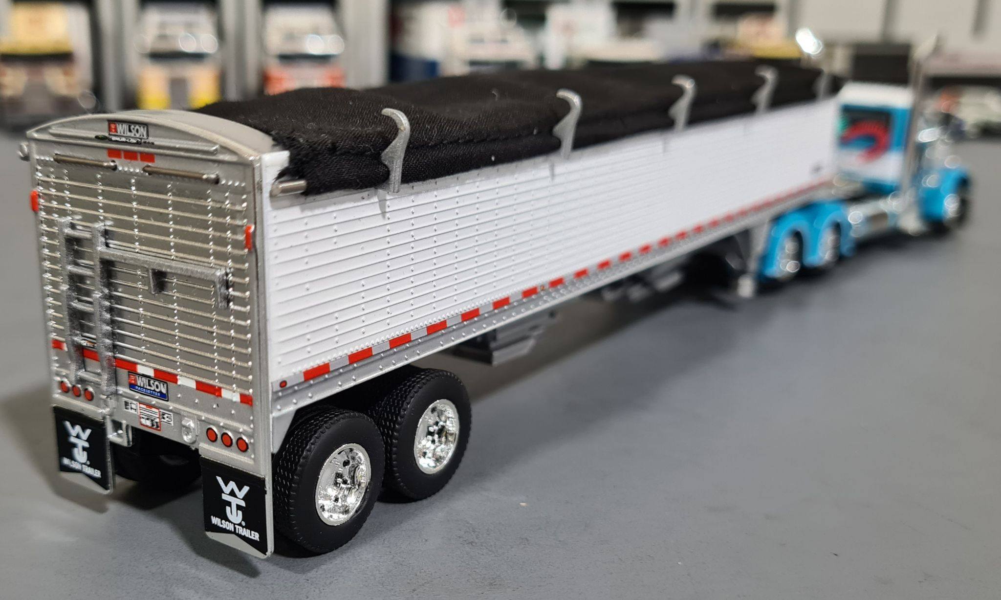 1/64 Dcp / First Gear Peterbilt 379 Turquise/White 43Ft Grain