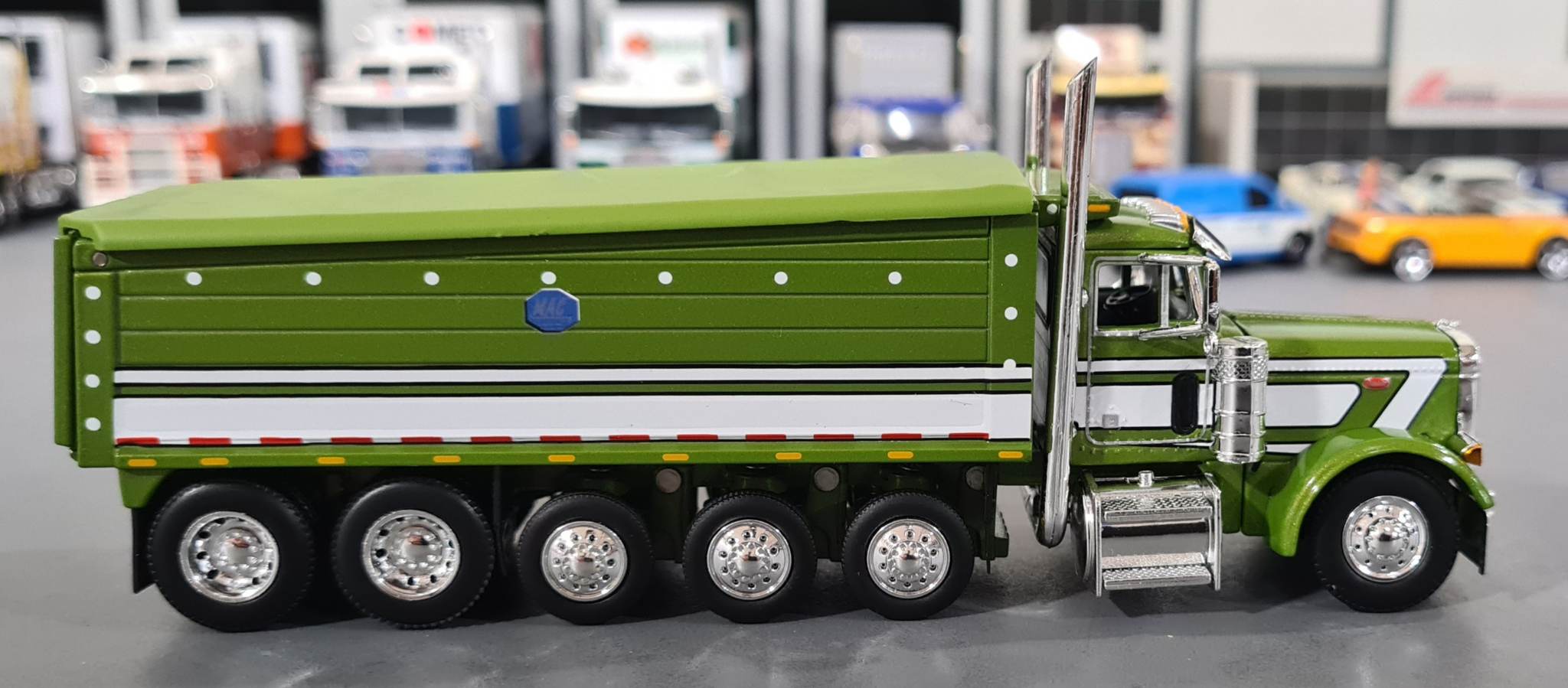 1/64 Dcp / First Gear Peterbilt 379 5 Axle Green/White With