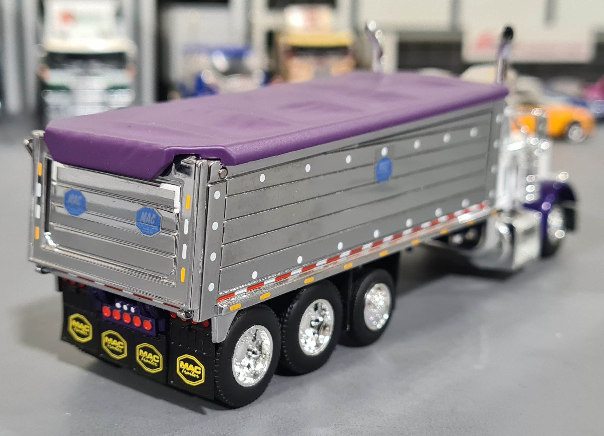 ミニカー DCP 1/64 Peterbilt 379 CoverWagon DCP 1/64 Peterbilt 379 Flattop With Covered Wagon Semi Truck