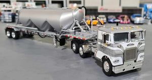 1/64 DCP FREIGHTLINER COE IN WHITE/SILVER WITH 3 DROP PNEUMATIC TANKER TRAILER 60-1407