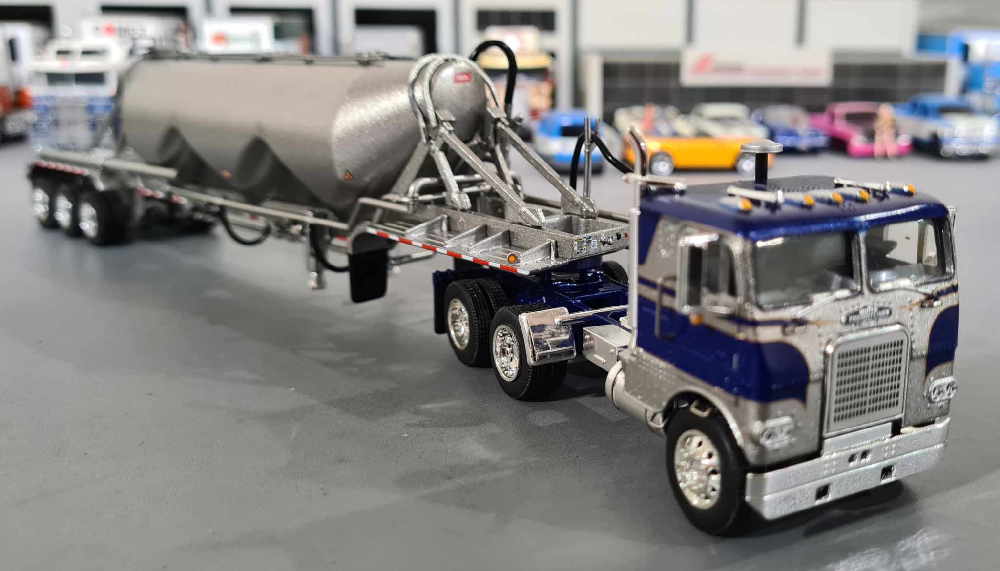 1/64 DCP フレイトライナーCOE+バラ積みトレーラー 1/64 Dcp Freightliner Coe In Blue/Silver With 3 Drop
