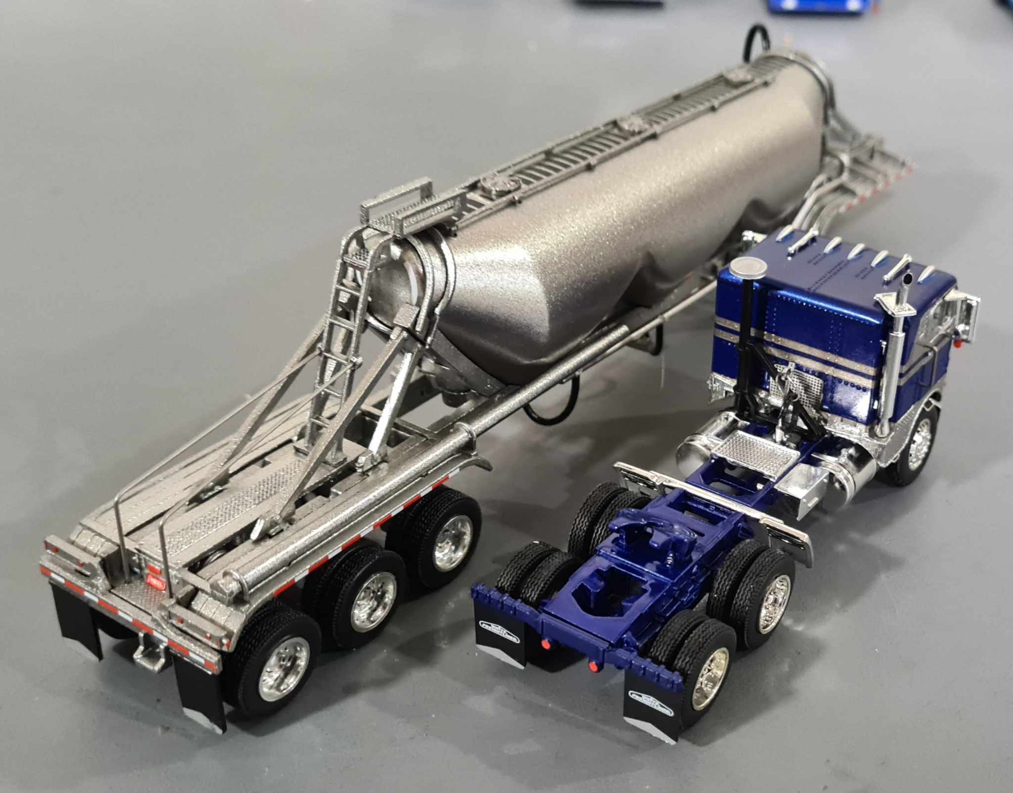 1/64 DCP フレイトライナーCOE+バラ積みトレーラー 1/64 Dcp Freightliner Coe In Blue/Silver With 3 Drop