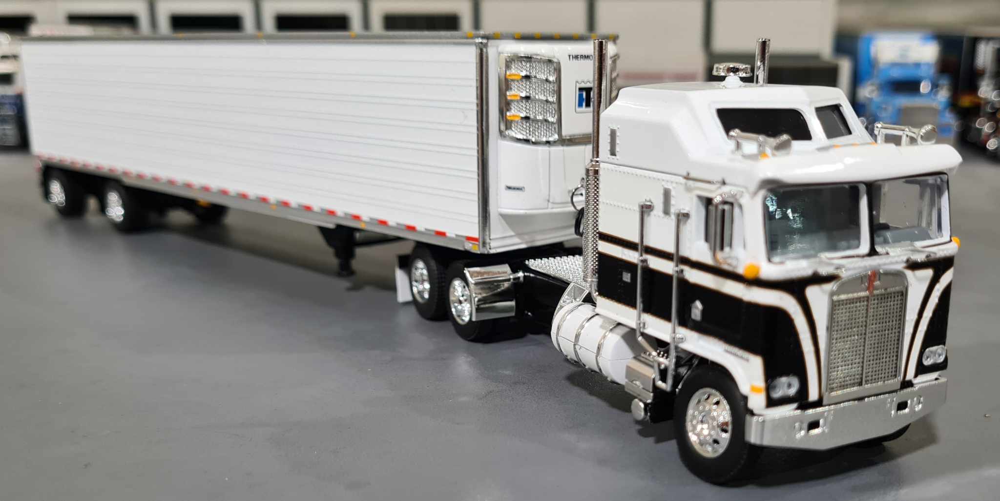 DCP / FIRST GEAR KENWORTH K100 BLACK & WHITE AERODYNE WITH