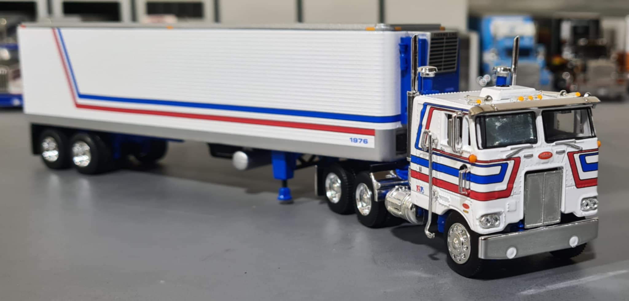 1/64 PETERBILT 359 1976 PATRIOT WITH MATCXHING FLAT