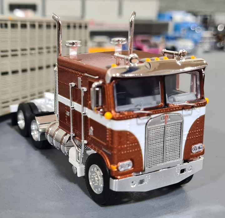 Dcp / First Gear 1/64 Kenworth K100 Brown/Silver With Livestock