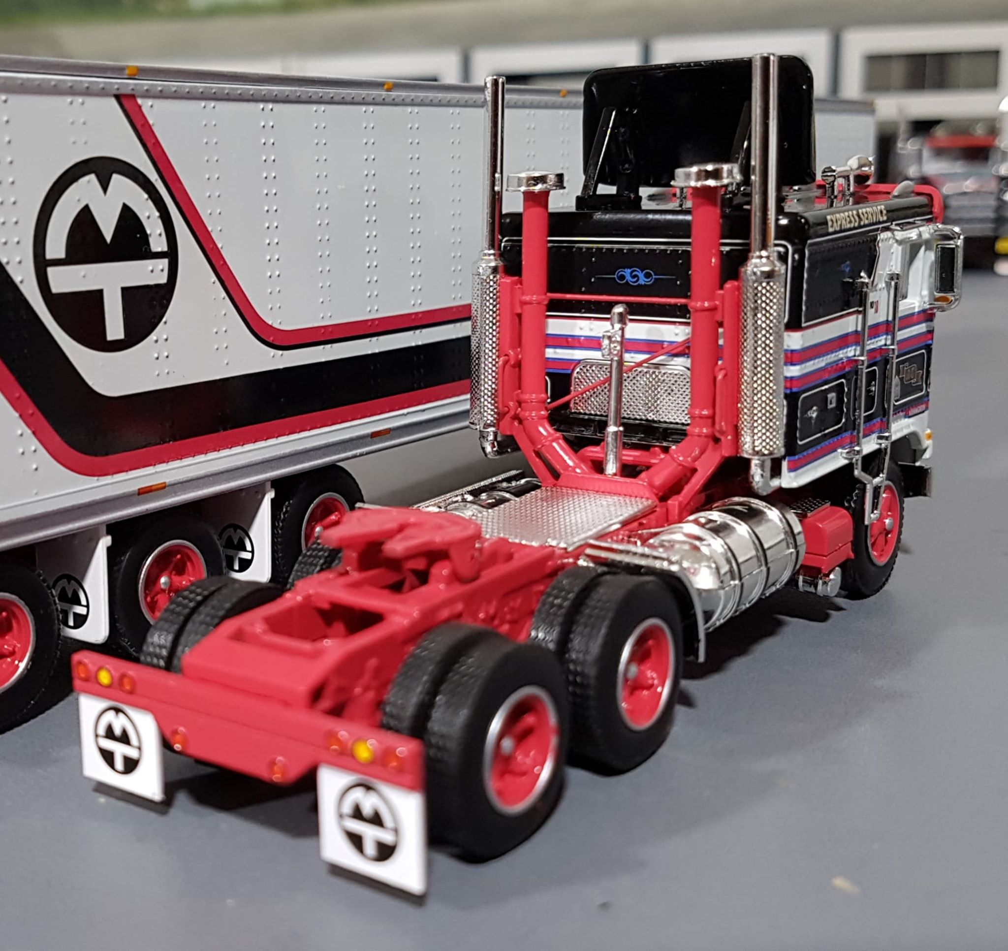 Dcp / First Gear K100 Kenworth Travlos With Tri Axle Trailer